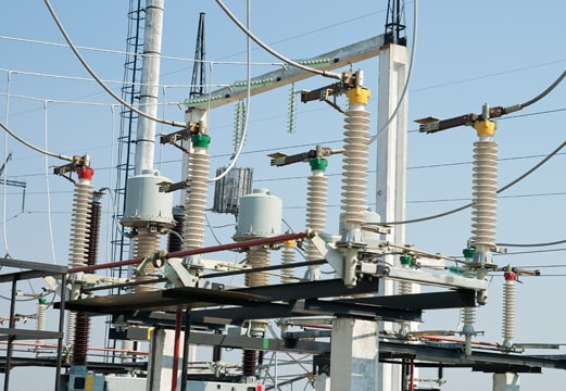 Subestación eléctrica con aisladores y boquillas de alta tensión